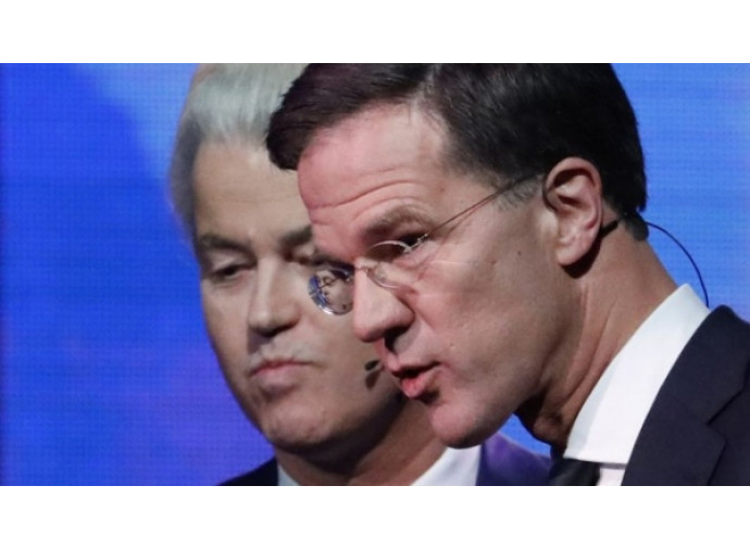 Mark Rutte (in primo piano) e Geert Wilders (sullo sfondo)